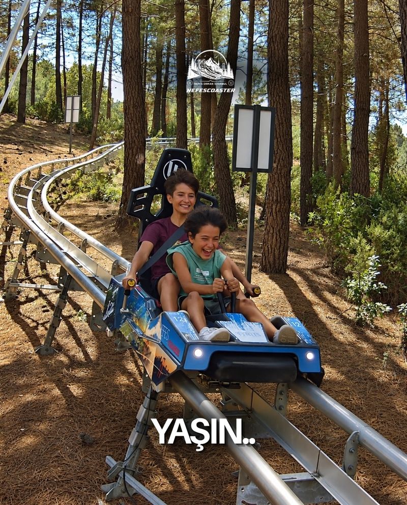 Nefes Coaster'da kızakta gülen iki çocuk